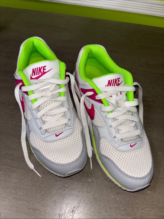 Nike Shoes - Nike Women’s Air Max Correlate (size 9.5)